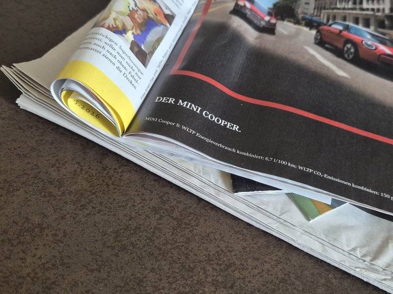 Gesetzlich vorgeschrieben, aber oft übersehen: In der Autowerbung nützen die CO2- und Verbrauchswerte im Kleingedruckten laut Umfragen fast der Hälfte aller Leser gar nichts. Bild: SP-X