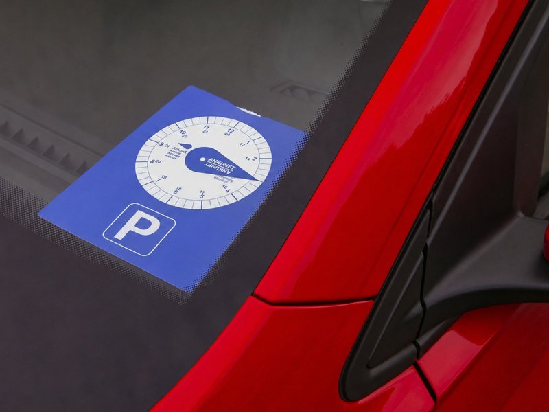 Parkscheibe-Oesterreich.jpg In Österreich braucht man spezielle Parkscheiben mit feiner Skala. (Bild: SP-X/mit KI-Unterstützung)